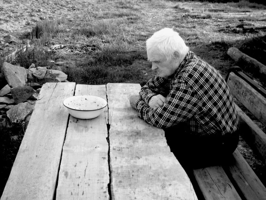 Что хочет старый человек. Одинокий старик. Одиночество пожилых людей. Одинокий старик за столом. Одинокие бабушки и дедушки.