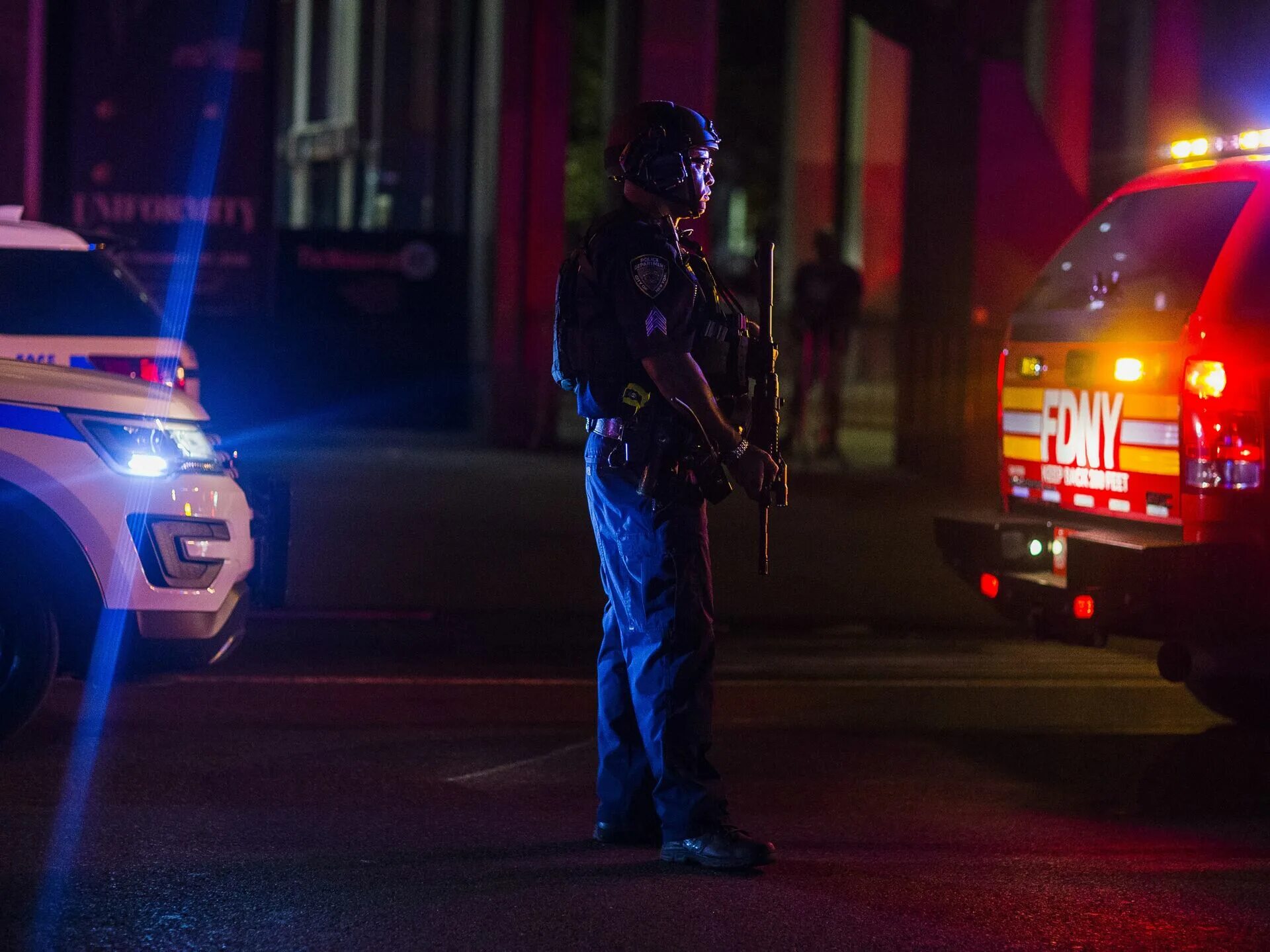 Полиция ночь camry. Полиция лос анджелеса в дождь. Полицейская машина в ночном городе. Полицейский ночь. Полиция лос анджелеса ночью 1980.