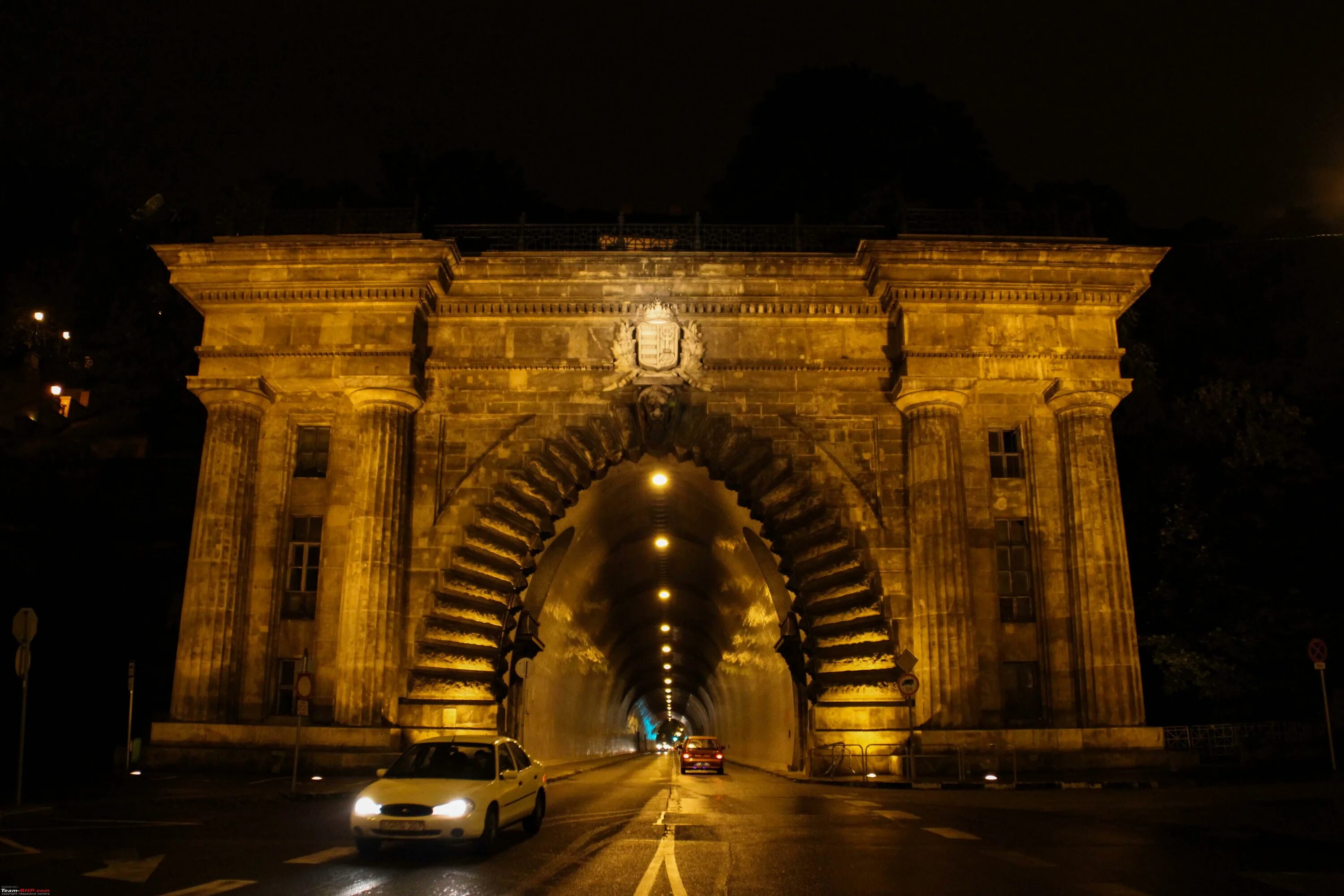 Будапешт в тоннеле написано Viszontlátásra!. Places in Budapest.