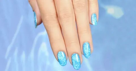 Дизайн ногтей на голубом фоне