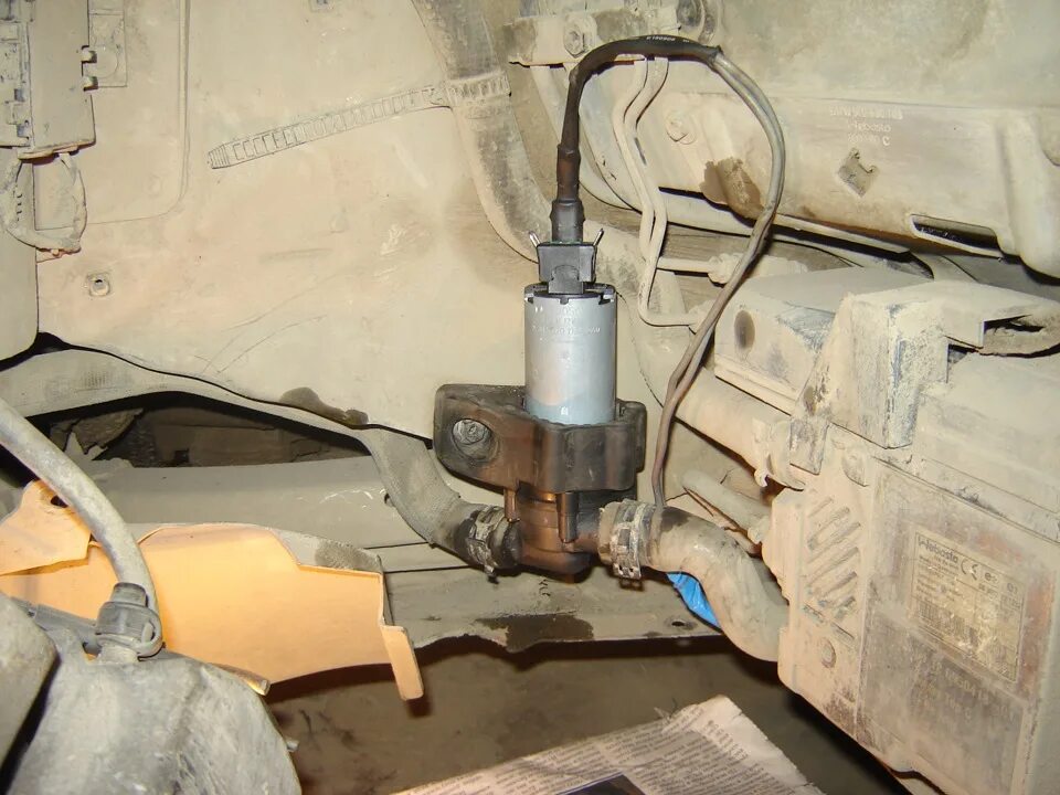 Топливный насос е60 дизель. Топливный насос вебасто фрилендер 2. Где стоит насос вебасто. Насос вебасто е60. Топливный насос на вебасто volvo xc60 дизель.