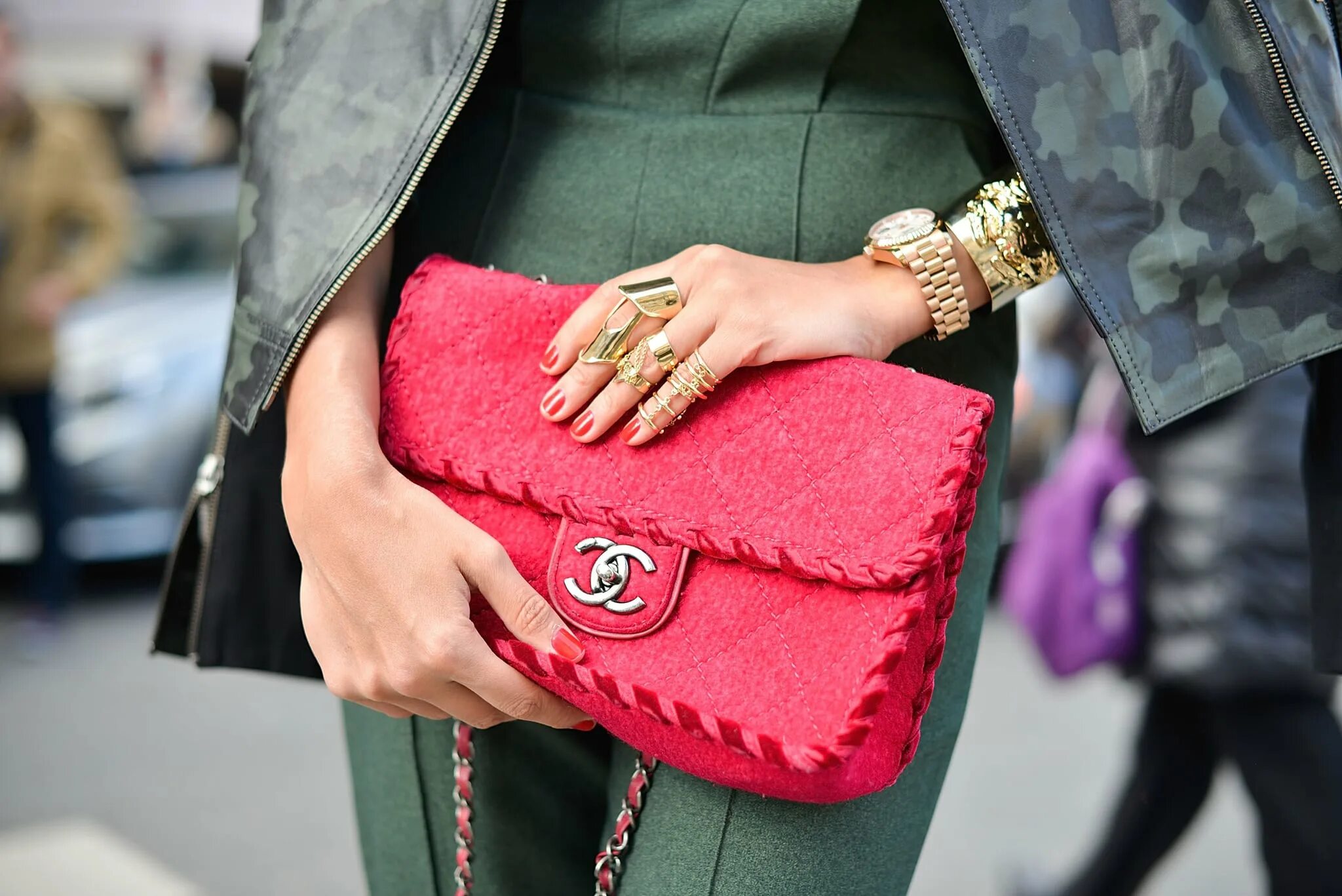 Клатч. Формы сумок клатч. Красная сумка в руках. Клатч на лето. Стильные женские клатчи.