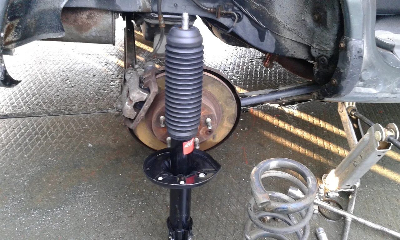 Как снять амортизатор с машины. Крепление заднего амортизатора ваз 2110. Как снять амортизатор с машины. Передняя подвеска ваз 2111. Амортизатор в машине подвеска.