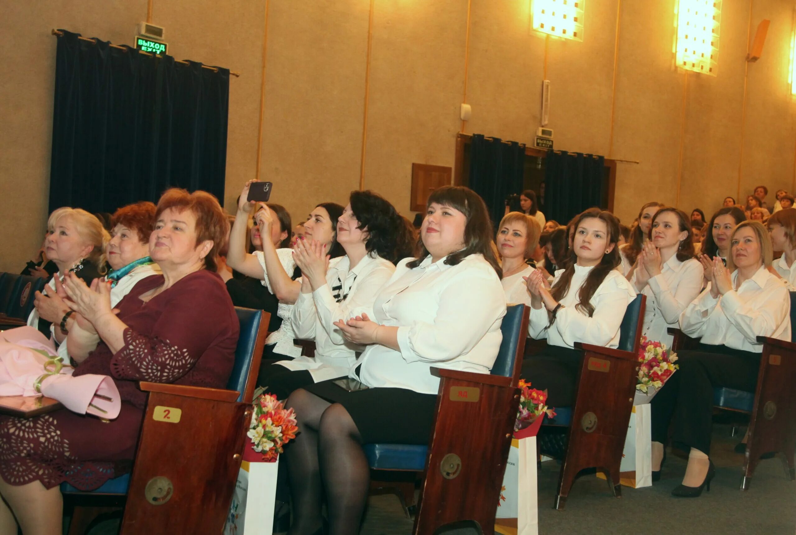Учителя школы 60 владивосток. Учитель в школе. Ростов на дону школа 80 учителя. 60 школа учителя ростов. Школа 60 ростов.