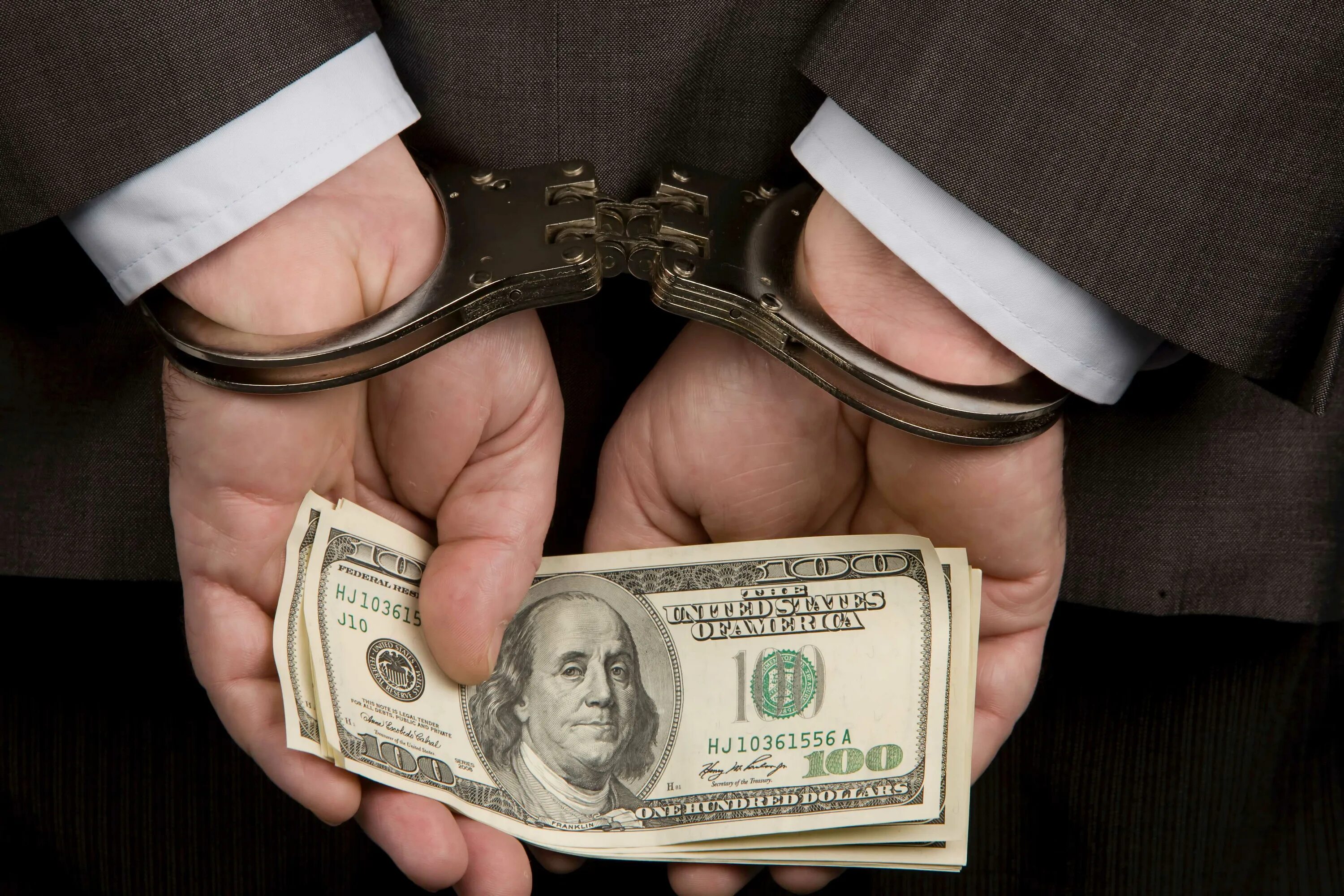 Деньги наручники. Руки в наручниках с деньгами. Коррупция деньги. Махинации с деньгами.