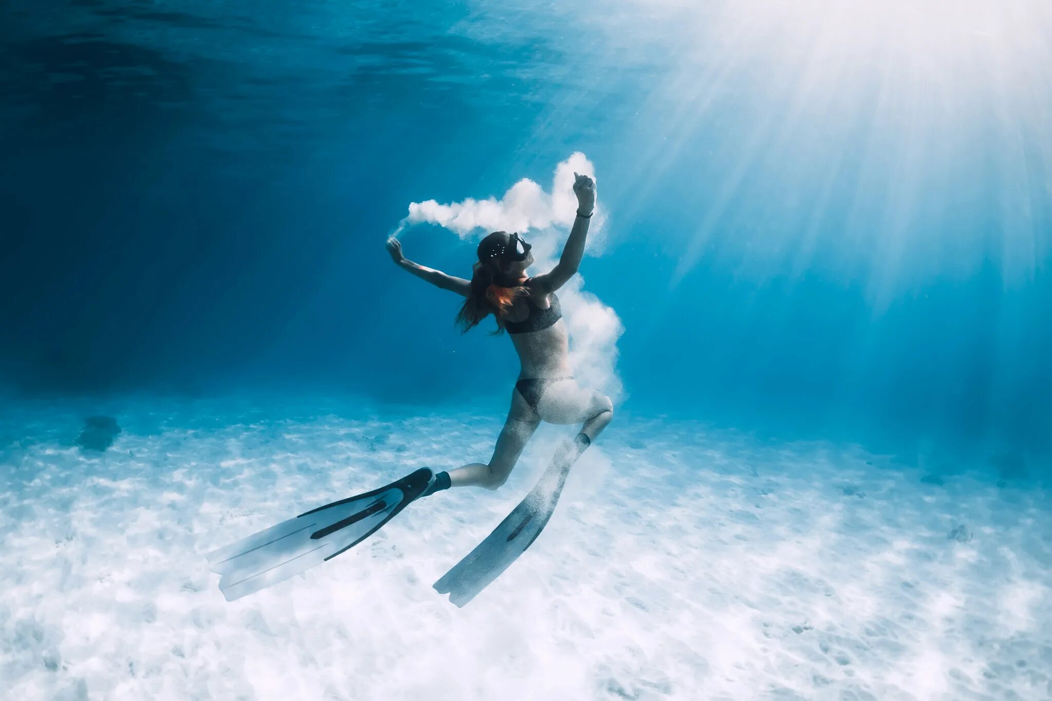 A freediver doesn t use an air. Фридайвер под водой. фридайвер рисунок. freediver. a picture of a woman on the island of hawai.