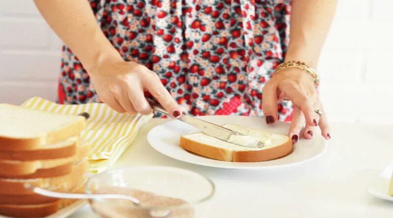 Бутерброд со сливочным маслом. Сливочное масло главмаслопром 82. Сливочное масло девочка. Девушка с хлебом. Человек ест сливочное масло.