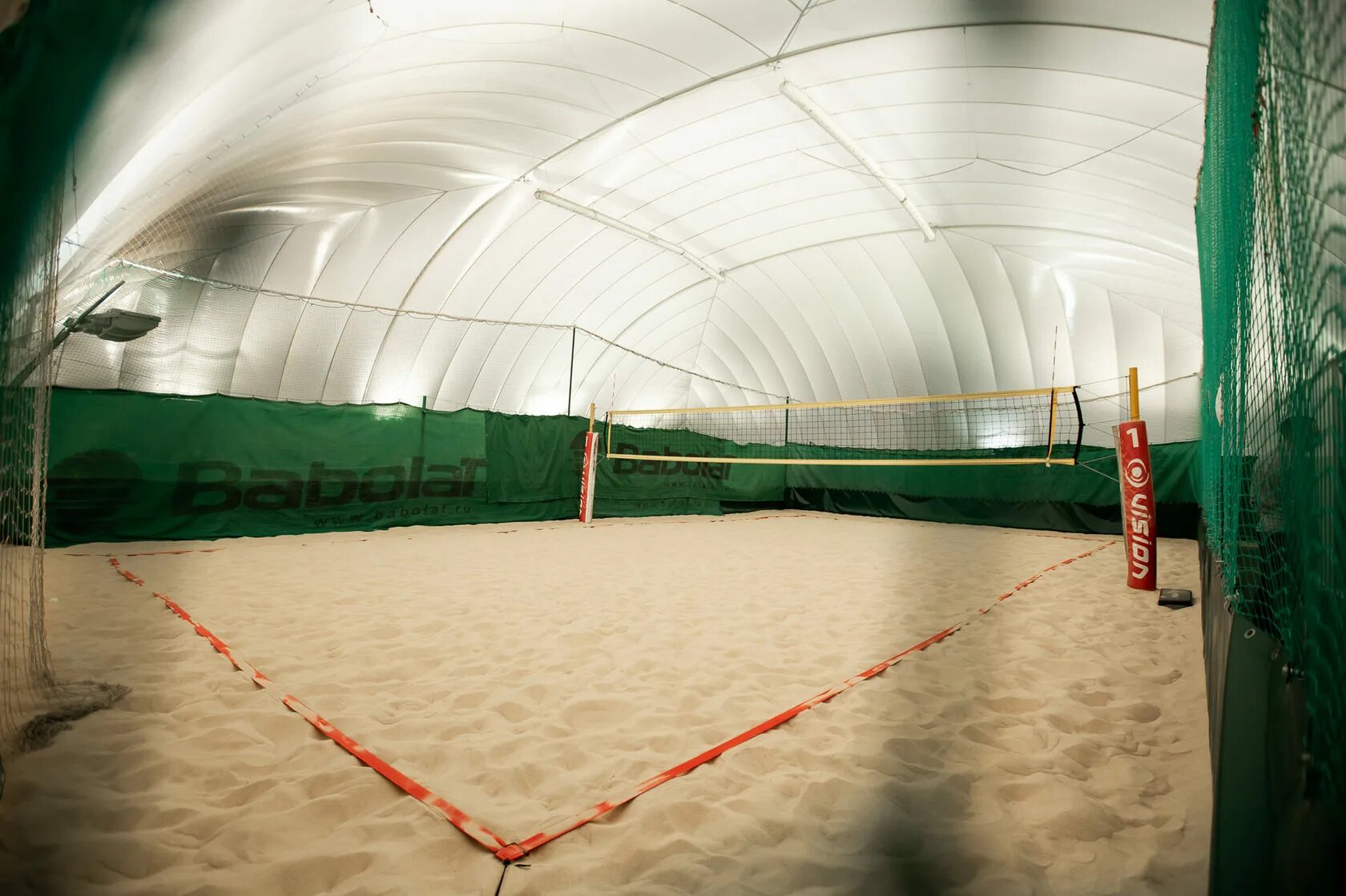 крытая площадка для пляжного волейбола. пляжный волейбол крытый. существуют ли залы для пляжного волейбола. существуют ли залы для пляжного волейбола. крытые волейбольные площадки.