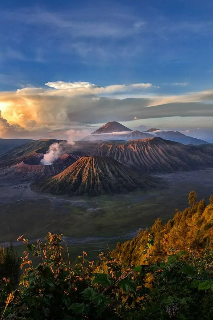 Вулкан семеру Индонезия. Вулкан Бромо извержение. Семеру вулкан Евразии. Бромо-Тенгер-семеру.