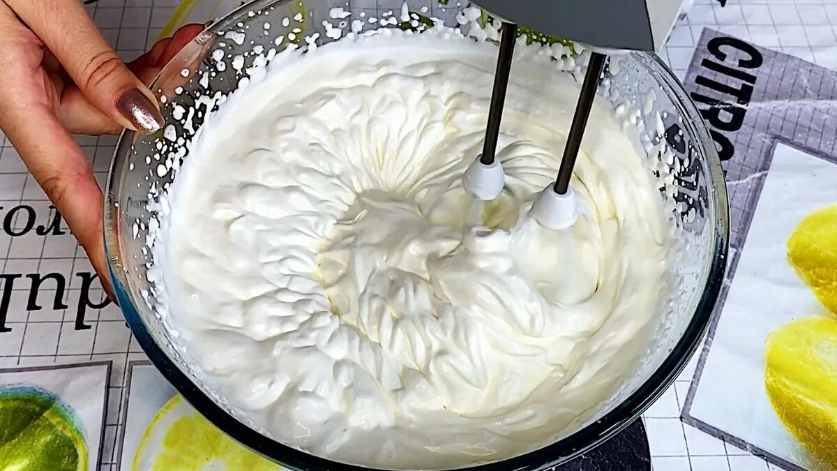 Взбитый крем. Сливки не взбиваются в крем. Взбитые сливки. Не получается взбить сливки. Миксер взбивает крем.