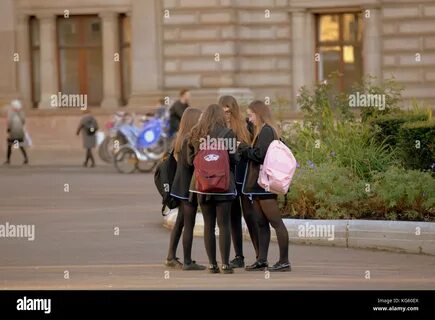 schoolgirls young girls women in uniform in george square glasgow Stock Pho...