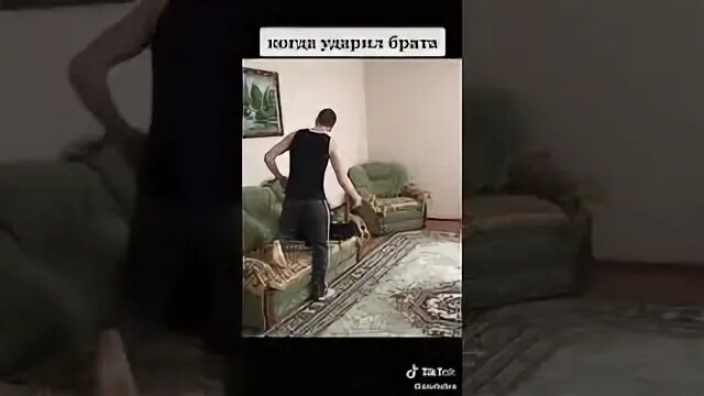 Старший брат ударил младшего.