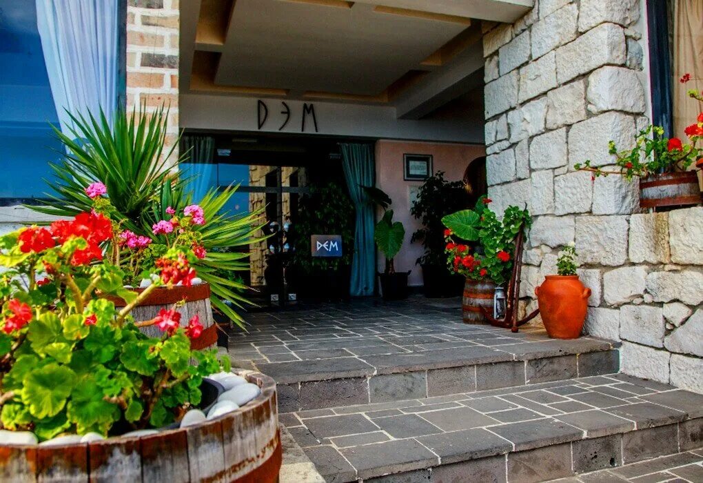 Отель дэм сухум. Отель дэм сухум. Дэм абхазия сухум. Ресторан эдем сухум. Дэм 1 сухум абхазия.