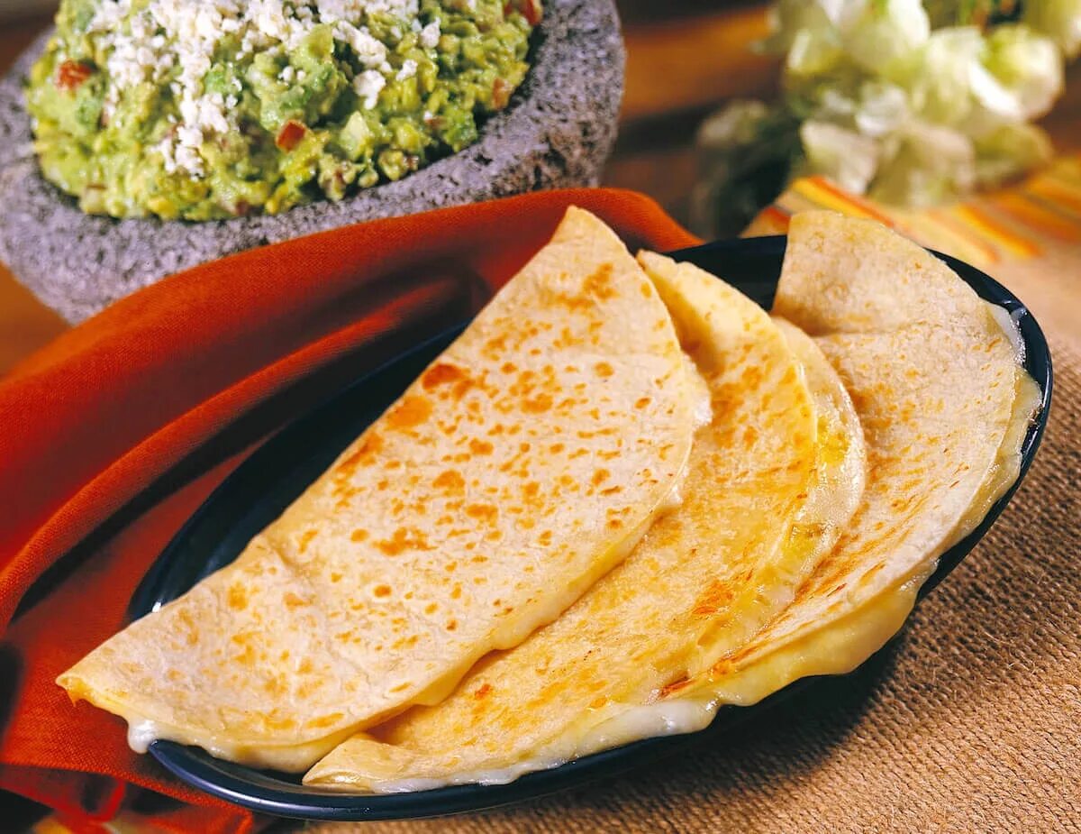 что приготовить из тортильи на сковороде. кесадилья с сыром чеддер. салат в лепешке тортилья. мексиканская кесадилья. кесадилья сицилия.