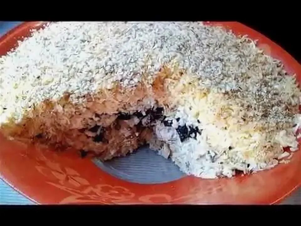 Салат гренадер с черносливом и грецким. Салат прага с курицей и черносливом. салат с черносливом и говядиной слоями в форме сердца. салат прага классический рецепт с черносливом.