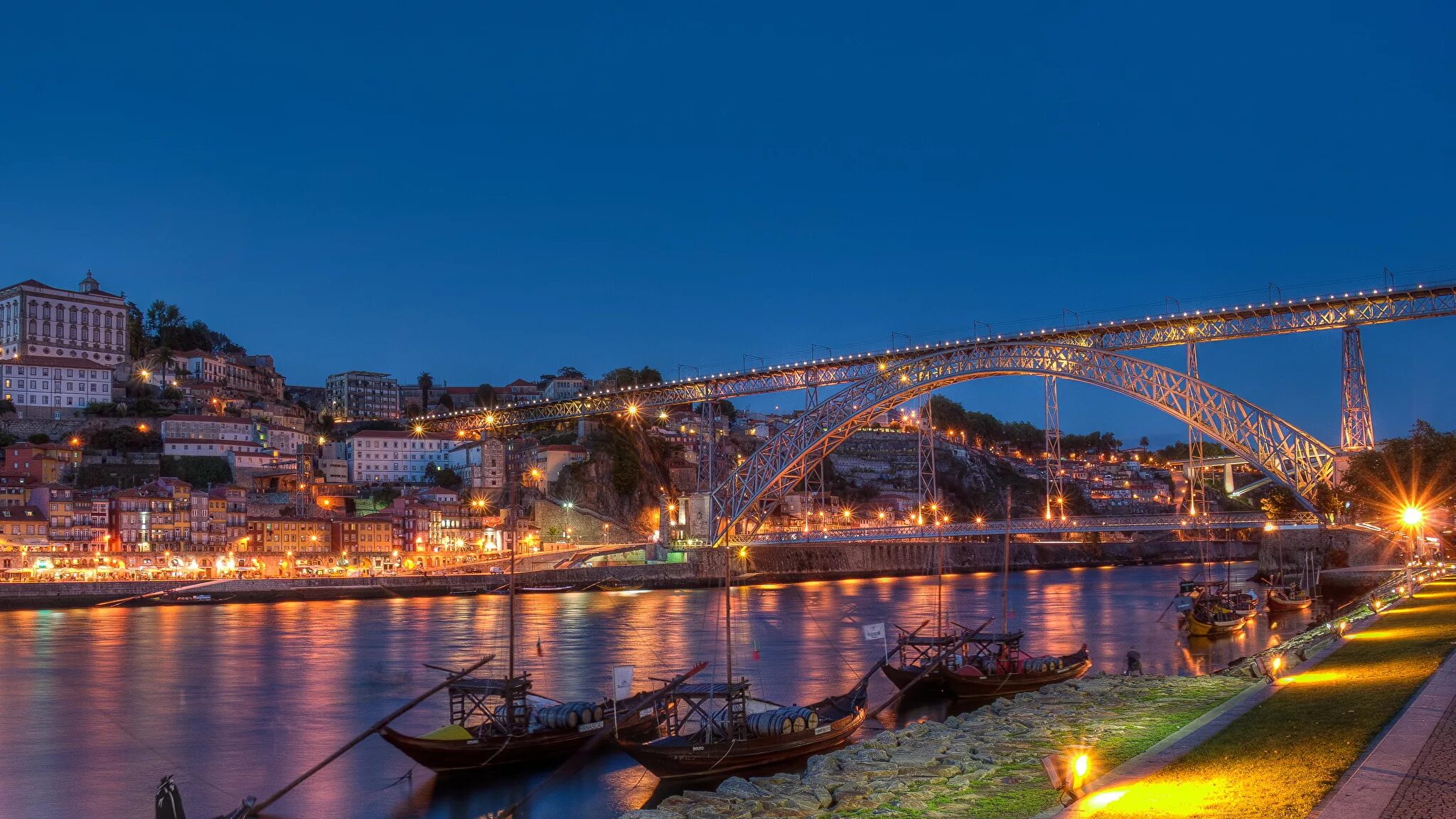 Город порту на реке. Порто Португалия. Мост в Порто Португалия. Ночной порту Португалия. Порто мост ночью.