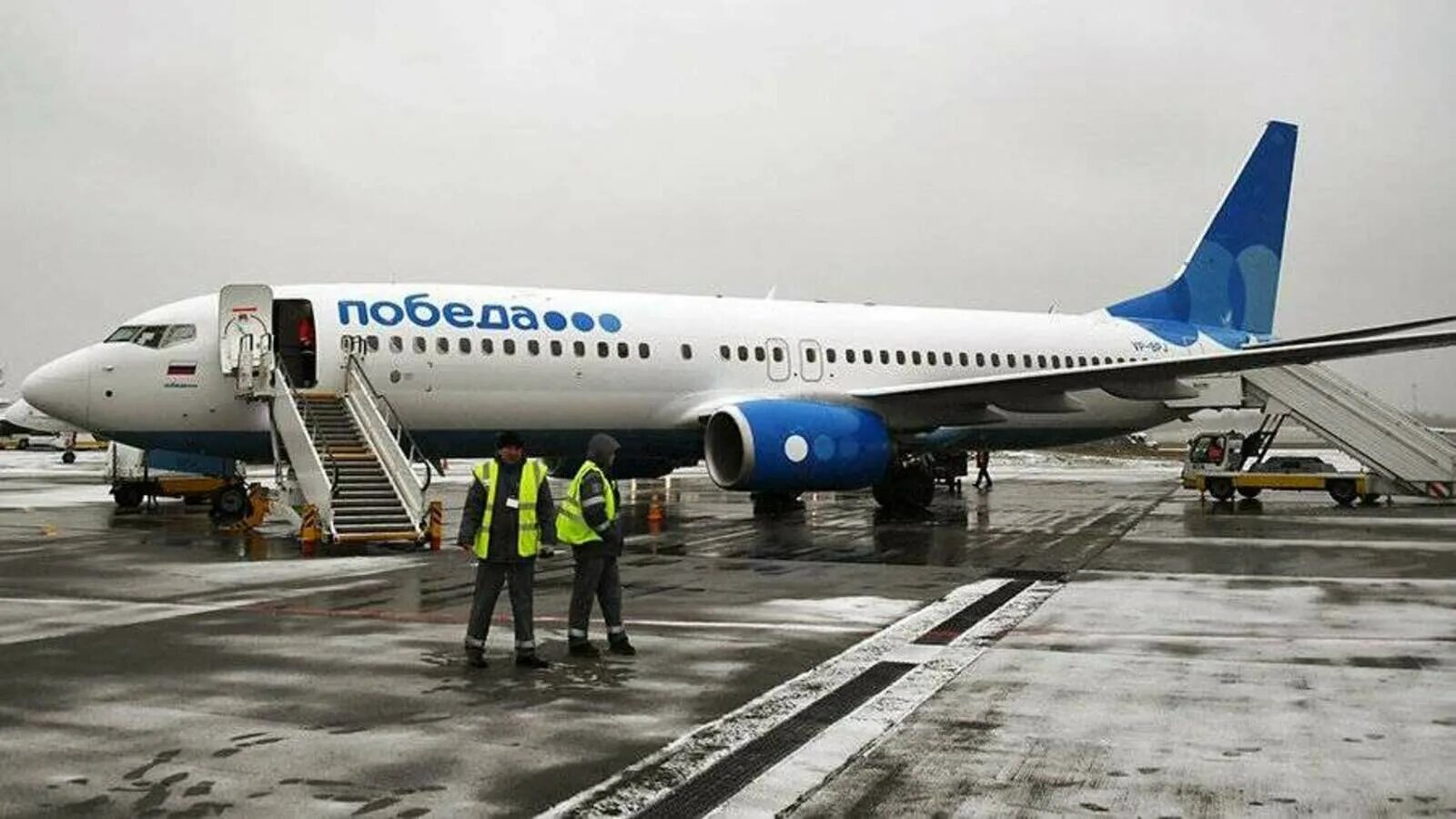 Boeing 737 800 аэропорт Внуково. Боинг 737 победа Внуково. Боинг 737 борт. Боинг 737-800 победа Внуково.