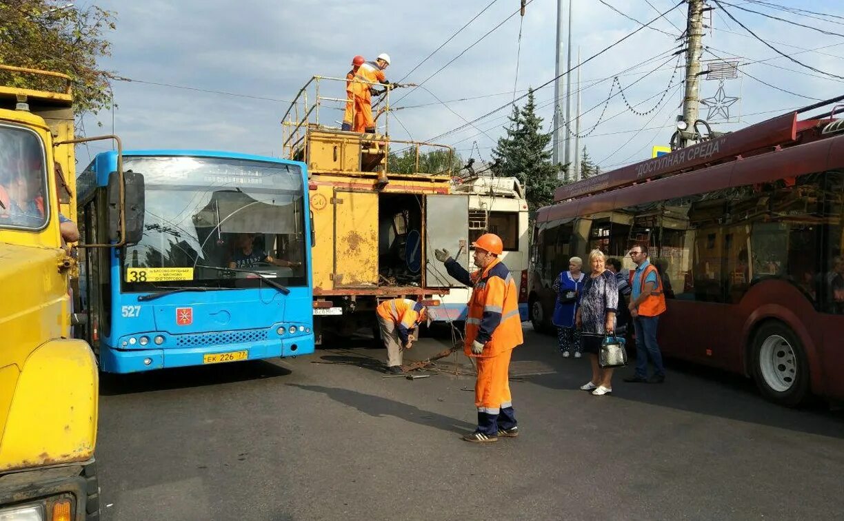 Троллейбус обрыв. Обрыв провода троллейбусной линии. в туле встали троллейбусы.