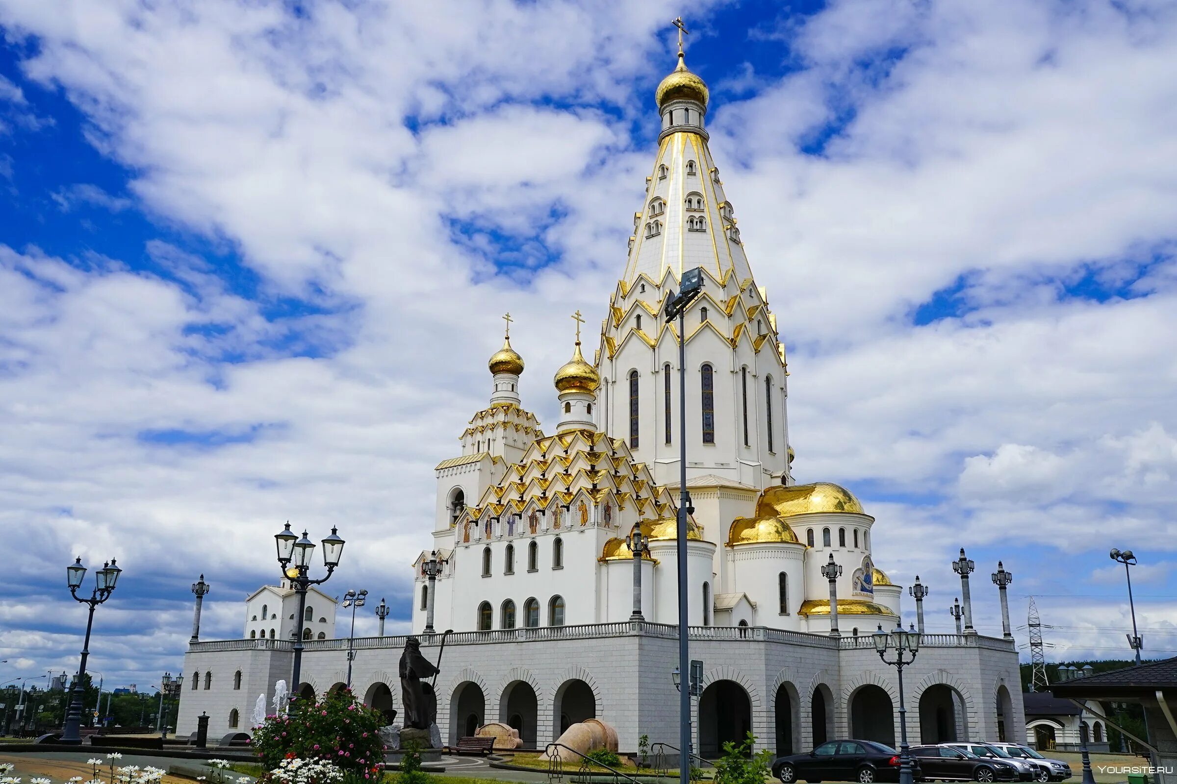 Приходы минска. Всехсвятская Церковь Белоруссия. Минск всесвятцкая Церковь. Беларусь Минск храм всех святых. Храм памятник Минск.