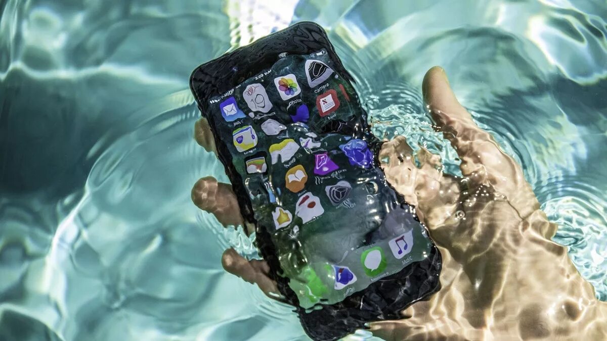 Телефон попал воду работает экран. Смартфон в воде. Телефон попал воду работает экран. Телефон попал воду работает экран. Смартфон упал в воду.