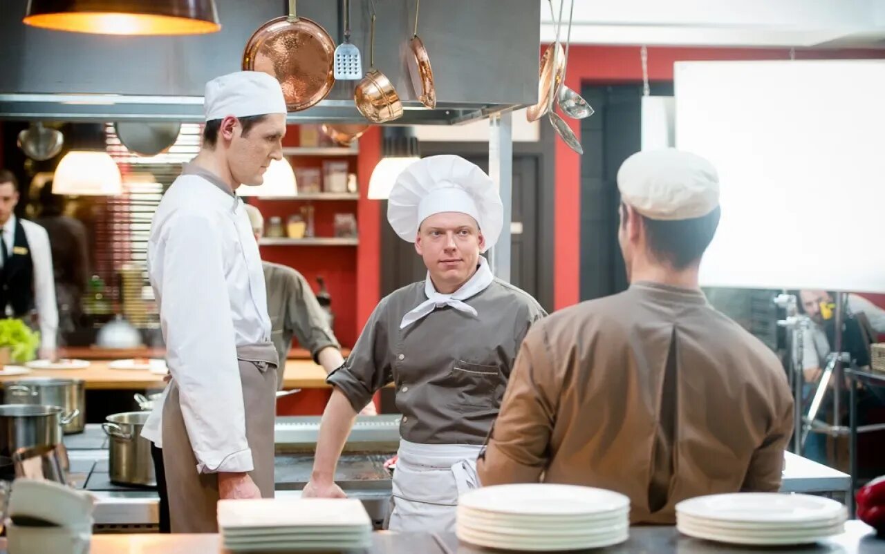 Час или два кухня или. Кухня сериал 2025. марк богатырев кухня война за отель. кухня сериал сема. команда сериала кухня.