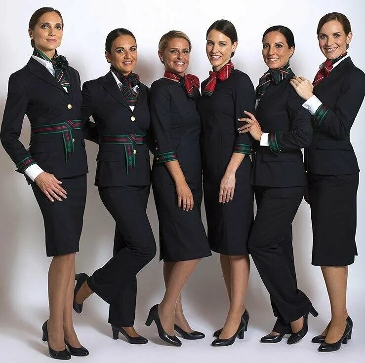 Крас форм. Авиакомпания Алиталия бортпроводники. Итальянская авиакомпания Alitalia униформа. Alitalia Airlines форма бортпроводников. Alitalia форма стюардесс.