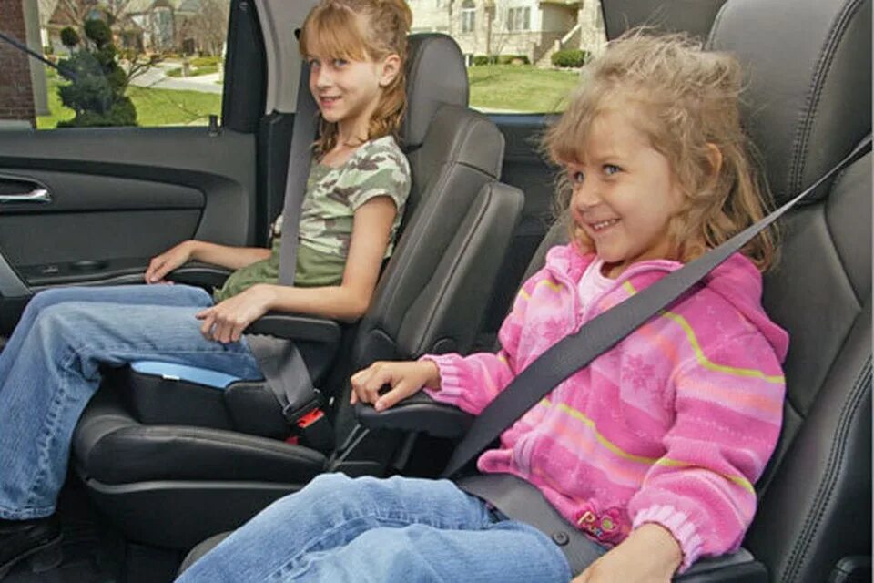Ребенок в детском кресле. Авто детское кресло от 7 лет. Ремни безопасности для детей в автомобиле без кресла. Штатный ремень безопасности для детей с 7 лет.