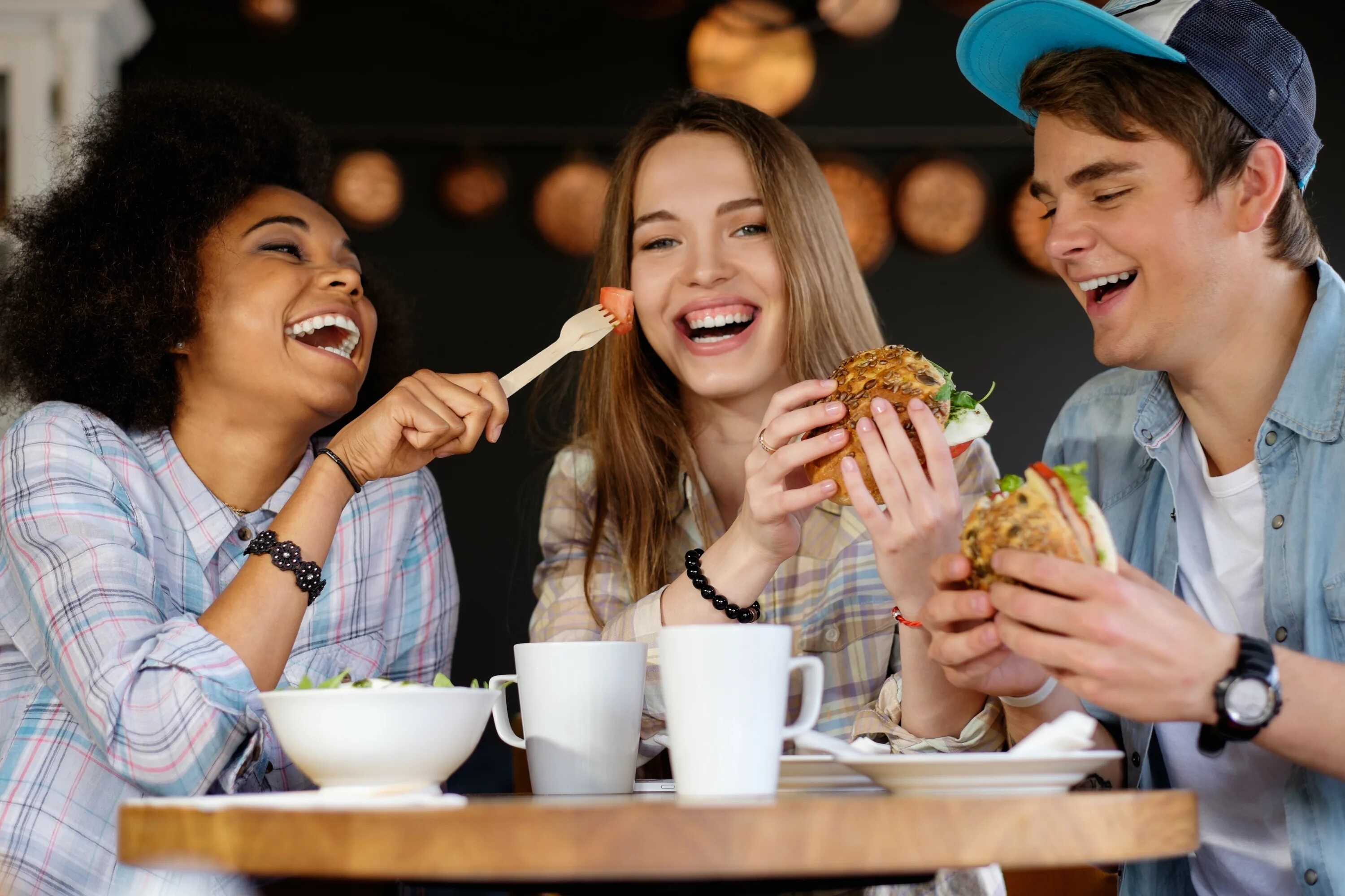 Eating race. Молодежь в кафе. Друзья в кафе. Завтрак с друзьями. Люди в ресторане.