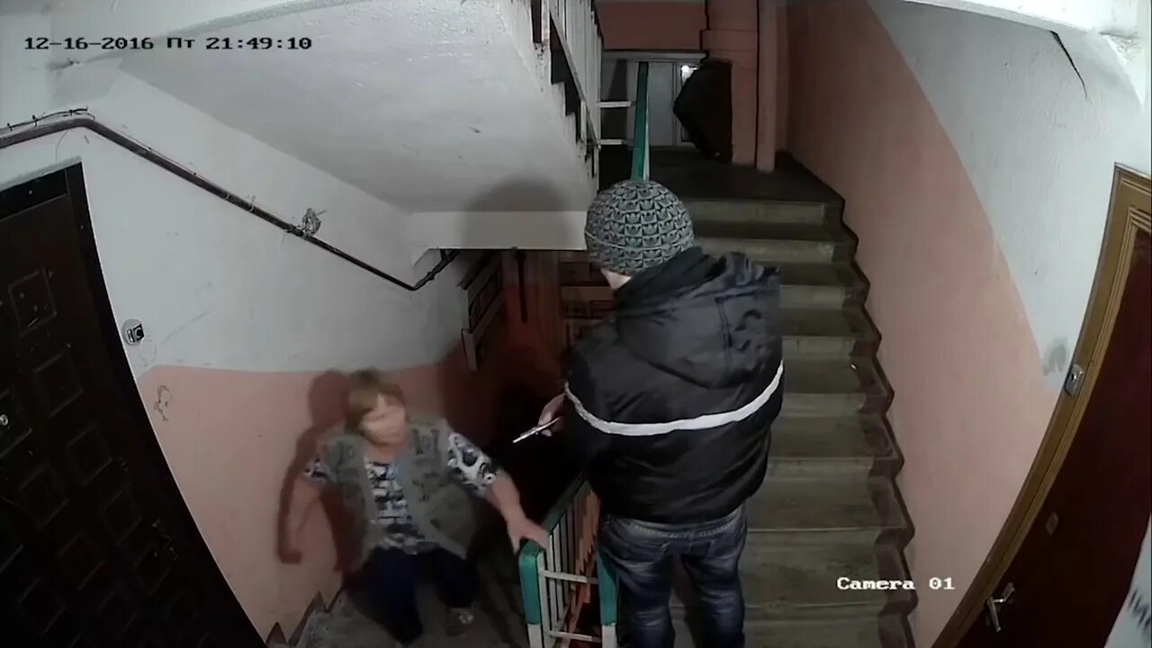 Студентку в подъезде. Скрытое видеонаблюдение в подъезде. скрытая камера в подъезде. школьники в подъезде. камера на этаже в подъезде.