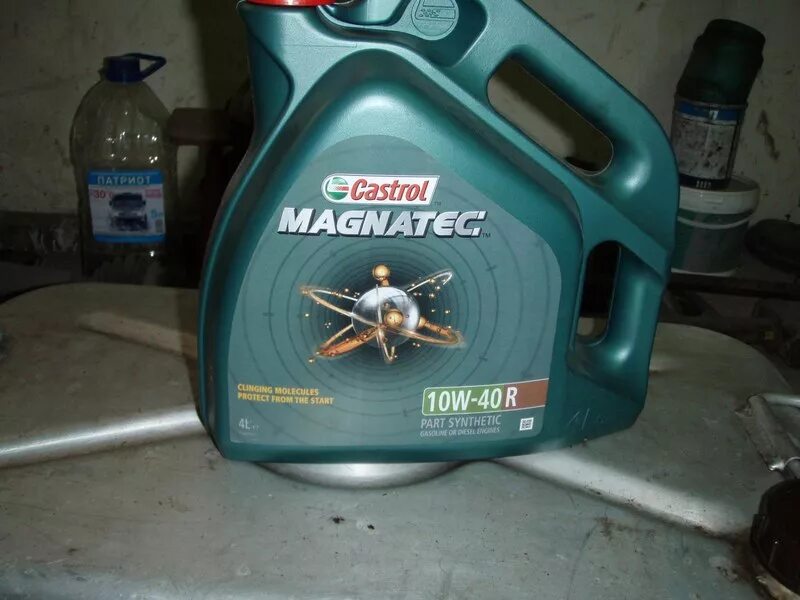 Масло magnatec 10w 40. Масло кастрол 10w 40. кастрол магнатек 5w40 в приору. канистра кастрол магнатек. кастрол голограмма голограмма на канистре.