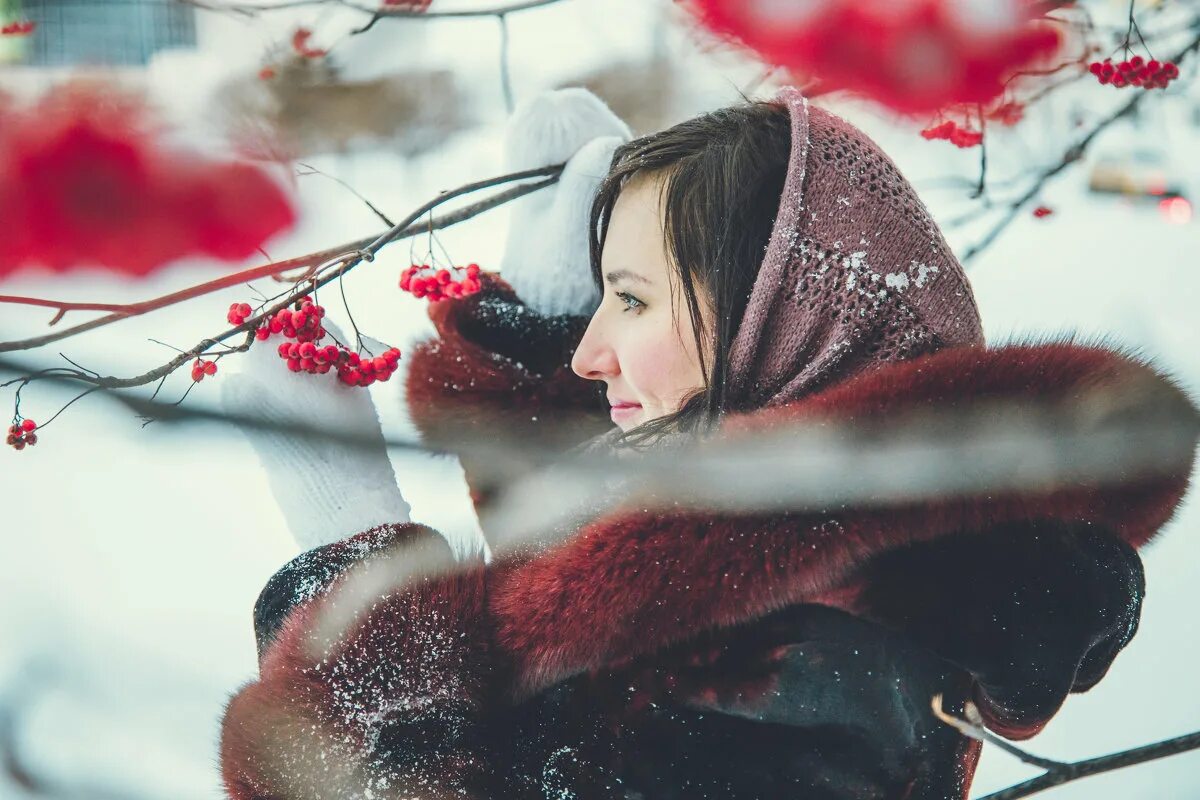 Зимняя фотосессия в платках. Зимняя фотосессия в платках. Русская девушка в платке. Красивая женщина в платке. Русская красавица в зимнем лесу.