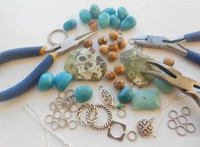 Рукоделие для заработка на дому. Починить бусы. Сборка украшений из бусин. Починить бусы. Люди делают украшения.