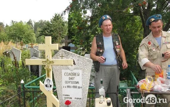 Выбуты псков кладбище десантников. Аллея славы кострома кладбище. Ульяновское кладбище погибших на украине. Кострома кладбище вдв. Леонид кичаткин псков могила.