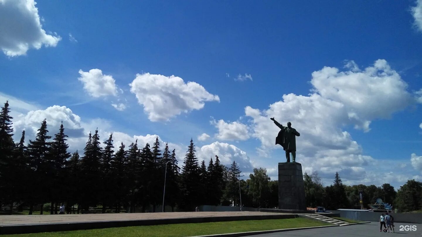 Парк ленина уфа. Город Уфа горсовет памятник Ленину. Статуя Ленина горсовет Уфа. Памятник Ленину в Уфе в сквере Ленина. Площадь горсовета Уфа.