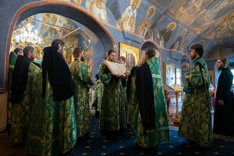 православные прихожане. почему в православных храмах стоят. коленопреклоненная молитва в великий пост. почему в православных храмах стоят. таинство соборование в православии.