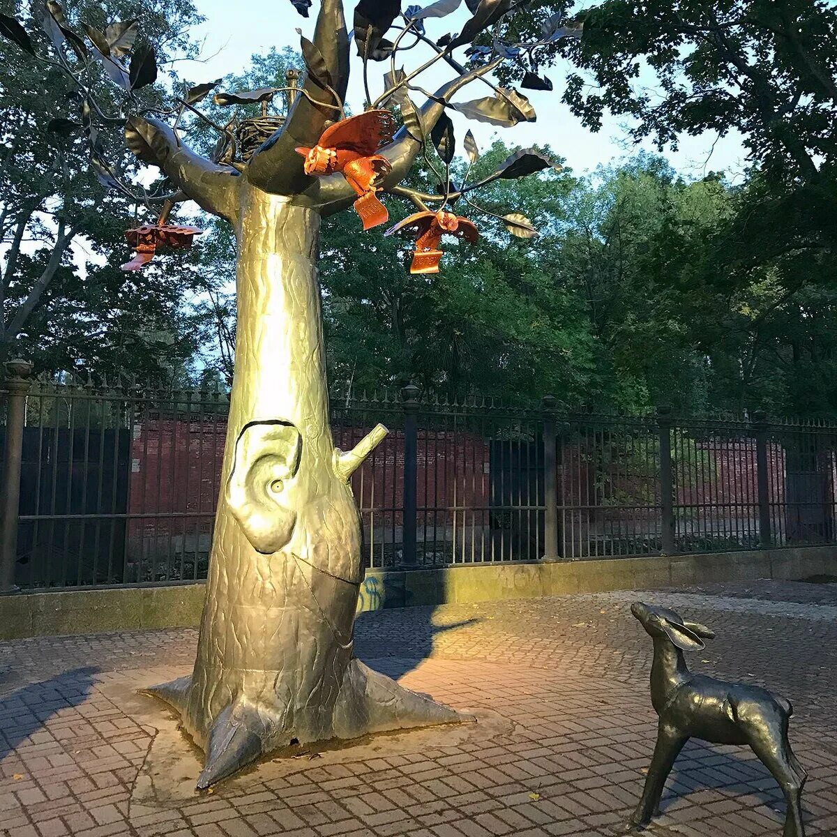 Кронштадт дерево. Кронштадт дерево. Екатерининский парк (кронштадт). Памятник уху в кронштадте. Дерево желаний в кронштадте.