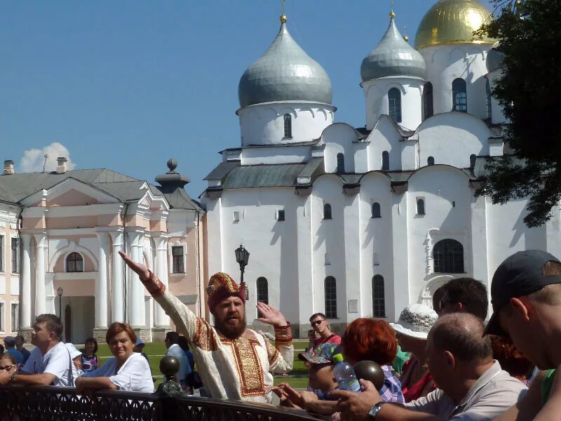 Экскурсия в новгород на 2 дня. Великий Новгород туристы. Экскурсии Великий Новгород Сбыслав. Великий Новгород экскурсии. Новгород люди.