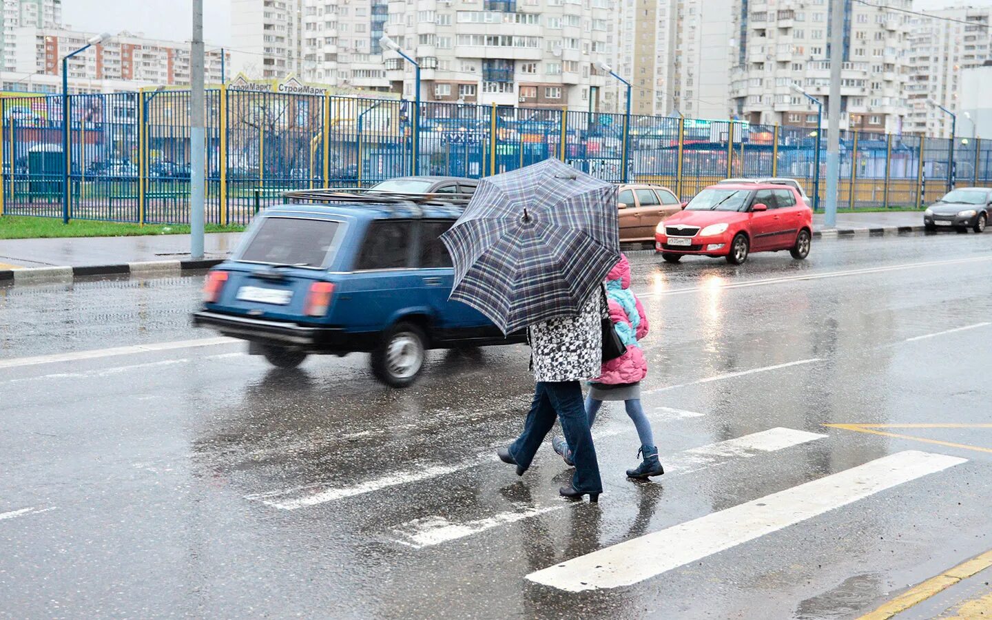 Нарушение правил пешеходом. Пешеход на дороге. Пешеход в дождь. Дорога с пешеходным переходом. Пешеходный переход дождь.