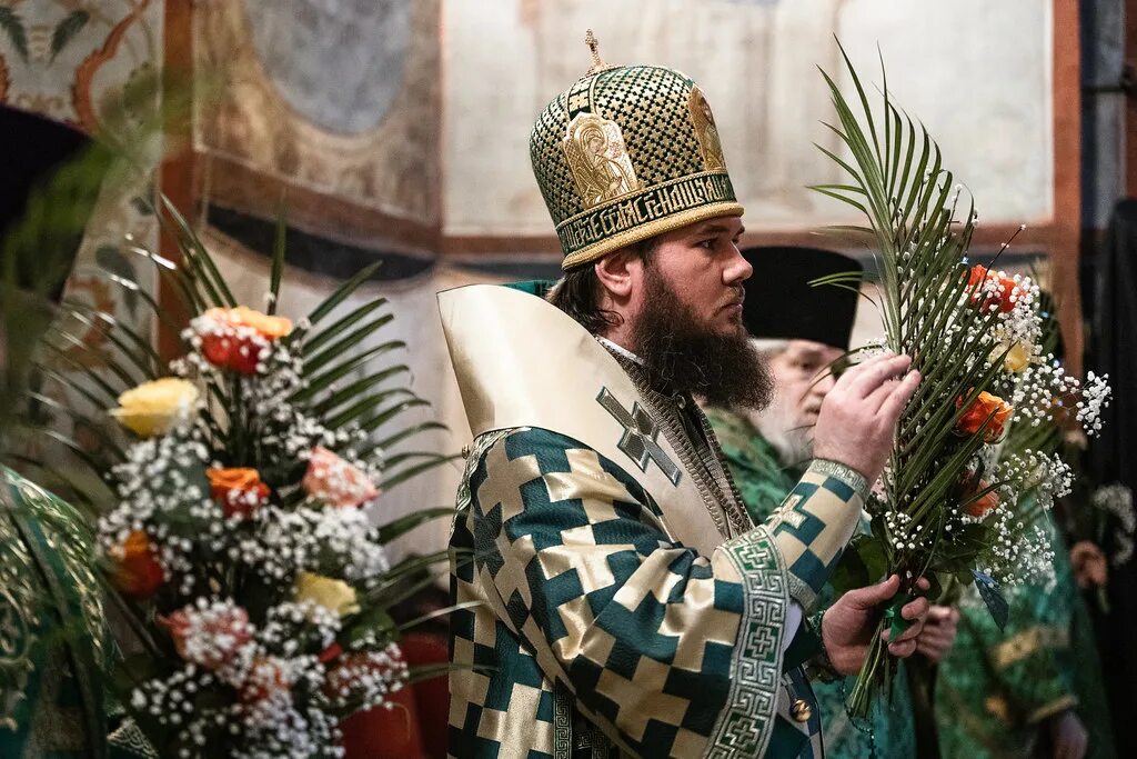 Вербное воскресенье в Троице Сергиевой Лавре. Одеяние священника на Вербное воскресенье. Вербное воскресенье 2023 в Троице Сергиевой Лавре. Вход Господень в Иерусалим Вербное воскресенье.