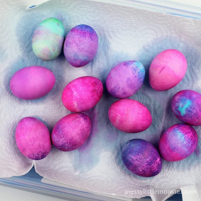 Можно ли покрасить яйца красителем. Окрашивание яиц. Необычные красители для яиц. Краски для окрашивания яиц. Окрашивание яиц пищевыми красителями.