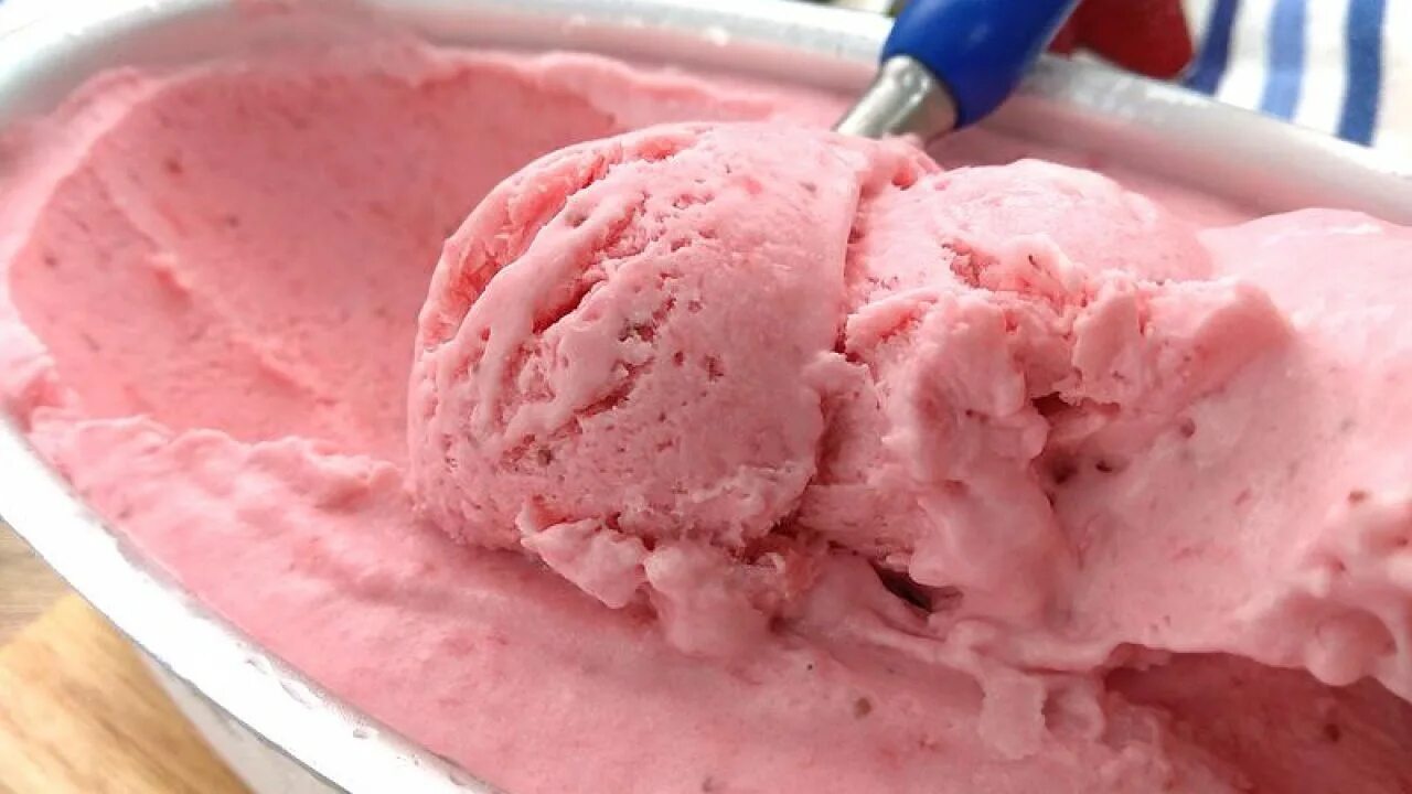 Strawberry ice cream machine девочка. Йогурт мороженое. strawberry ice cream machine. strawberry ice cream machine head. десерт ес ми сорбет.