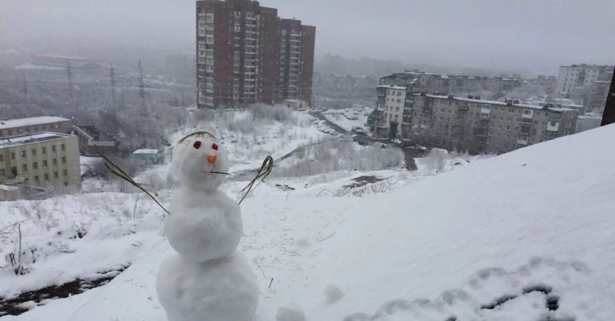 2 июня снег. Снег летом в Мурманске. Снеговик в мае. Мурманск лето снег. Снег летом.