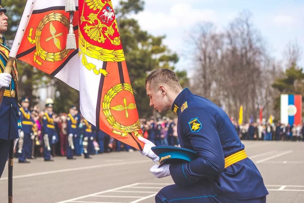 Высшее военное авиационное училище. Краснодарское военное училище Серова. Боевое Знамя КВВАУЛ. Краснодарское военное училище Серова курсанты. Погоны курсанта КВВАУЛ.