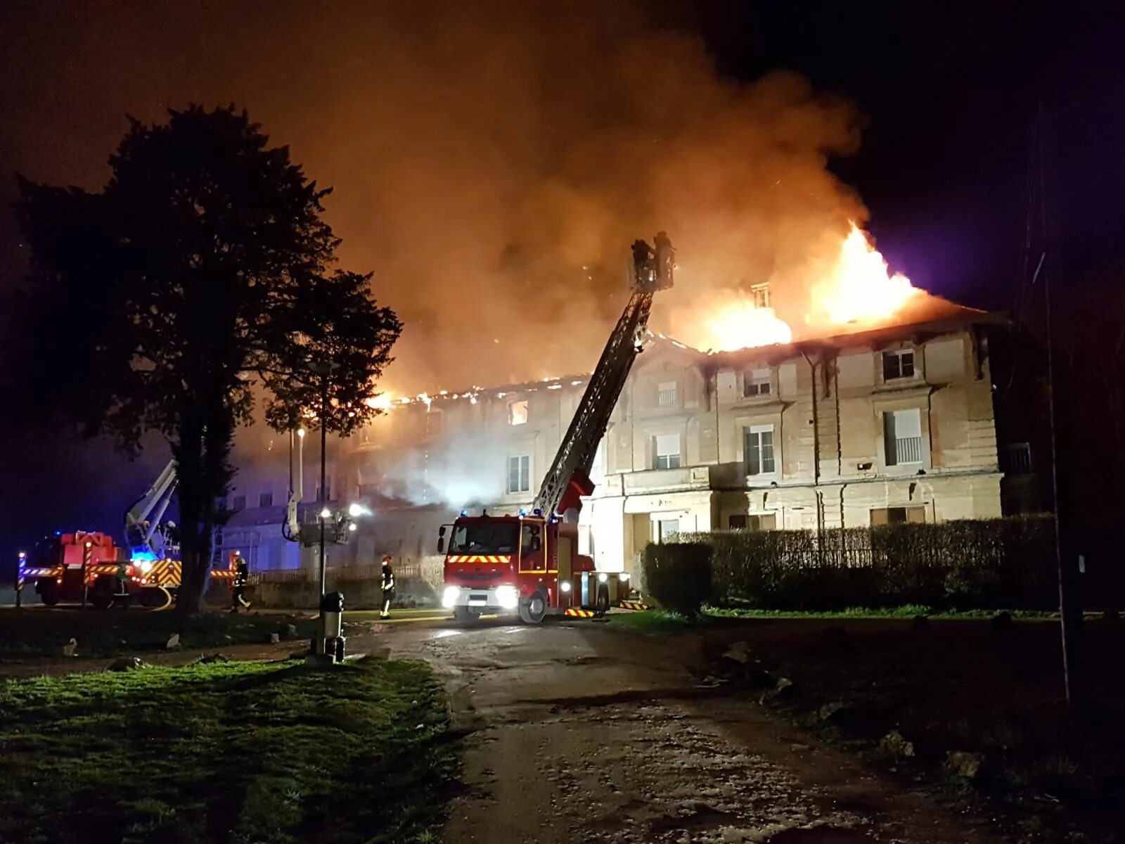 Кинель сгорела. Кинель сгорела. Замок кинель во франции сгорел. Заброшенный замок кинель во франции сгорел. Кинель сгорела.