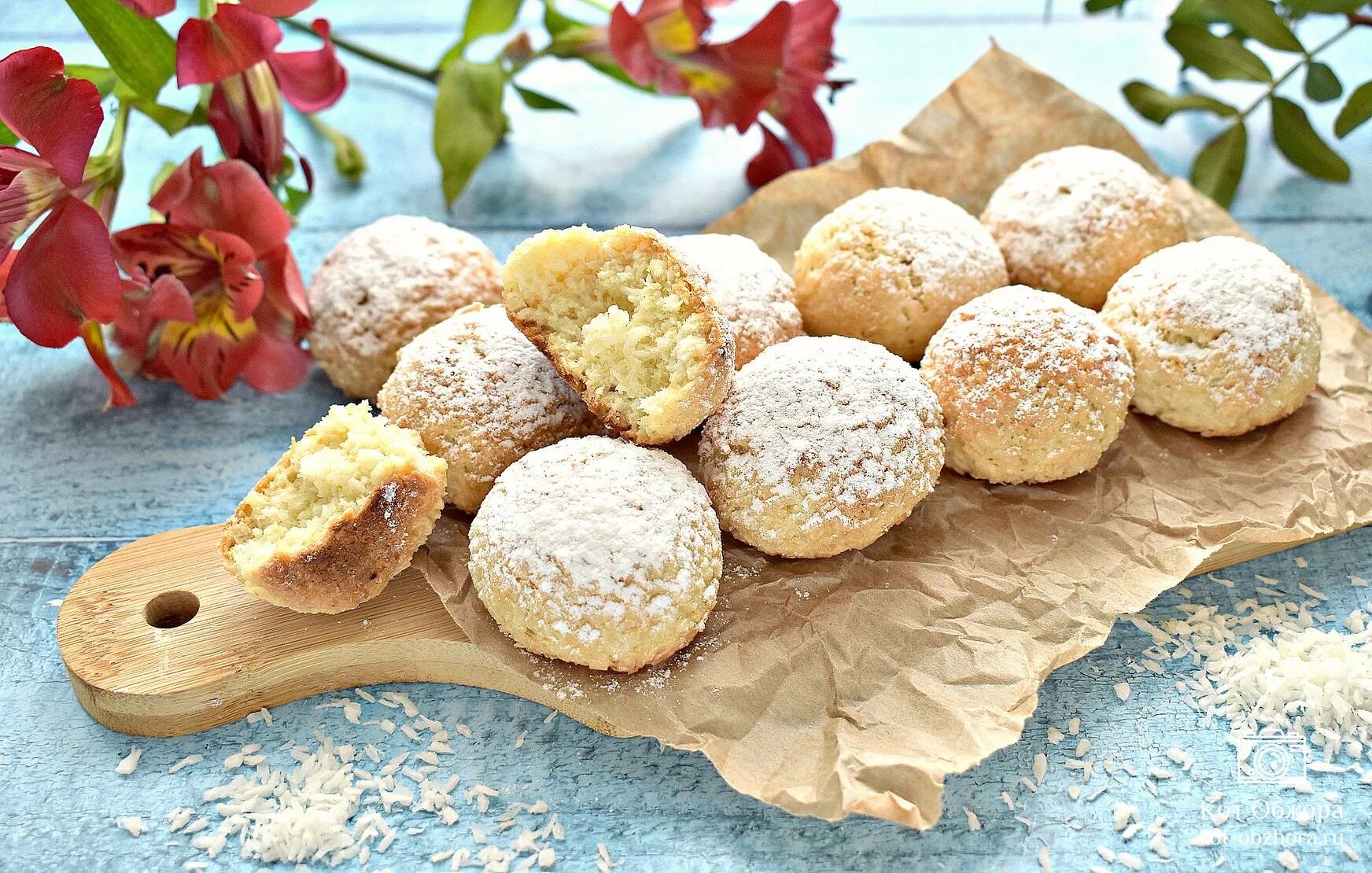 Печенье с кокосовой стружкой. Песочное печенье с кокосом. Творожно кокосовое печенье. Печенье из кокосовой стружки