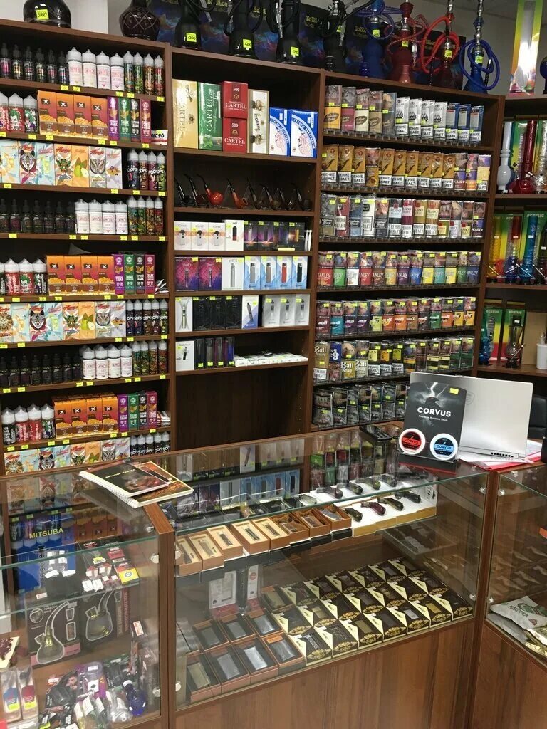 Табачный магазин. Ассортимент табачного магазина. Выкладка табачной продукции. Сигарет для табачного магазина.