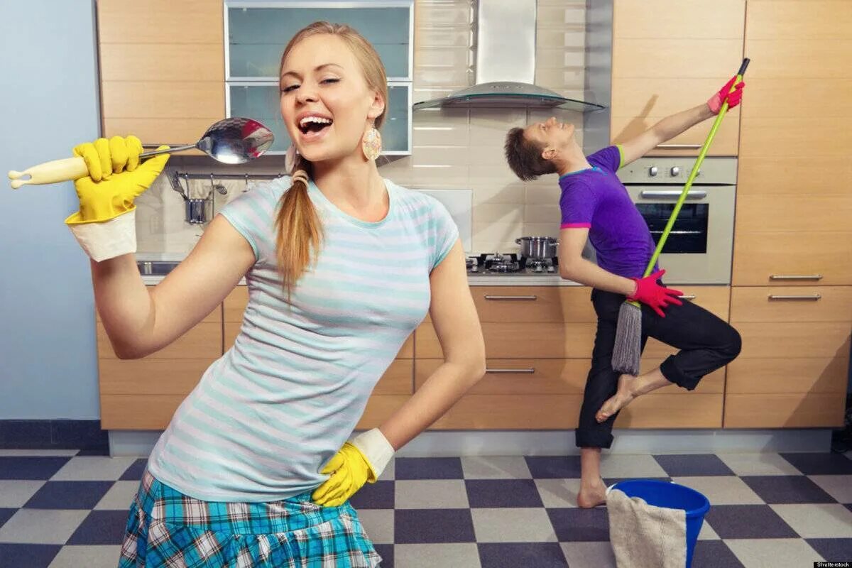 Девушка делает удовольствие. Домашние дела. Девушка убирает дом. Уборка дома. Веселая уборка.
