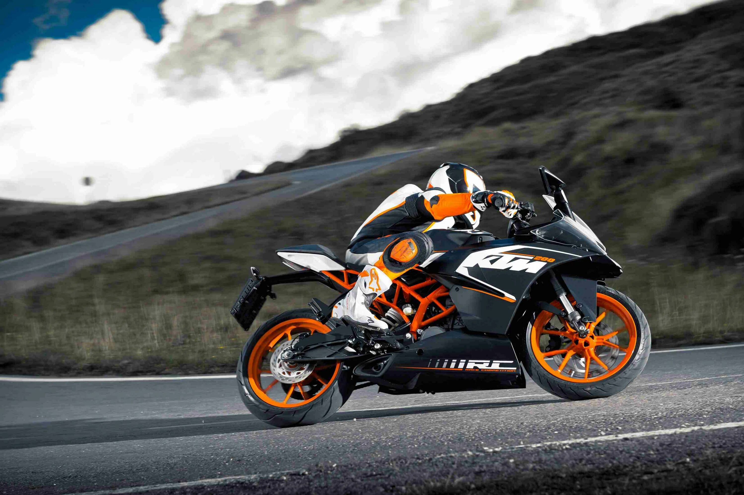 KTM RC 200. КТМ 200 спортбайк. KTM RC 125 2014. Мотоциклист на КТМ.