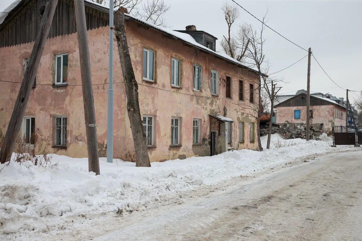 Аварийное жилье. Аварийное жилье зима. Аварийный дом подлежащий сносу. Р.П.Шаля аварийное жилье. Приватизированное аварийное жилье