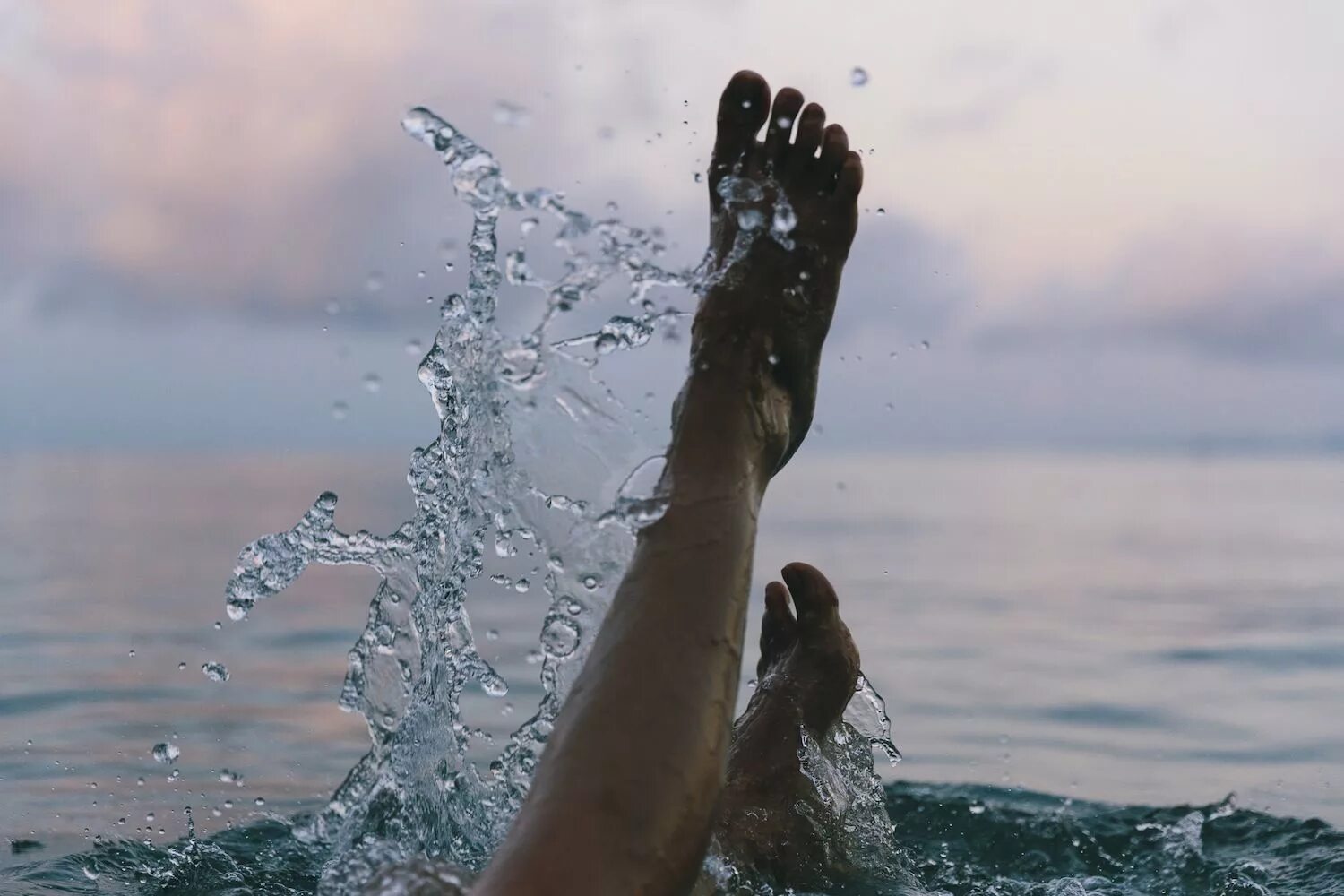 Вода Эстетика. Ноги в море Эстетика. Морская магия Эстетика. Любовь в воде.